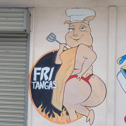 Restaurante de comida rápida Fritangas, muestra un cerdo en tanga y sombrero de chef 