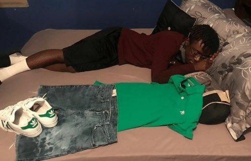 Meme de persona durmiendo junto a una mudada de ropa lista 
