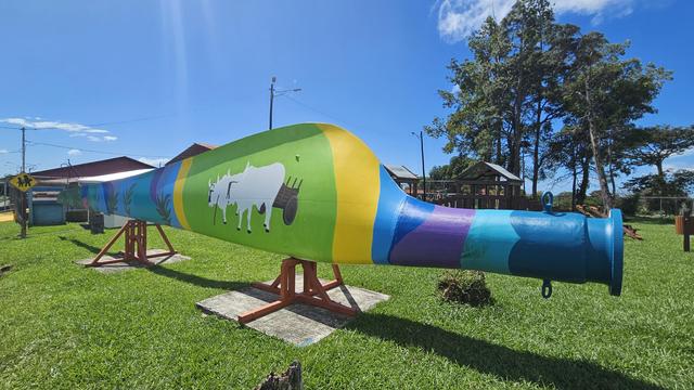 Aspa de eólica decorando un parque infantil, el aspa está pintada con una carreta de bueyes representando la tradición agropecuaria de la región y los colores alusivos a la zona.