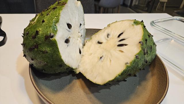 Guanabana madura partida por la mitad 