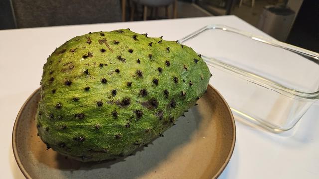 Guanábana madura sobre un plato