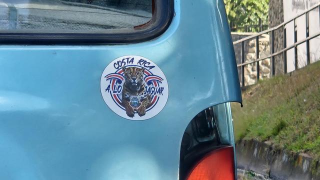 Calcomanía con una figura de un jaguar con banderas y escudo de Costa que tiene texto: Costa Rica a lo jaguar 