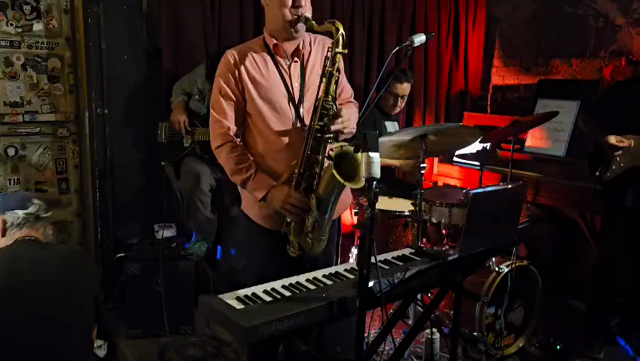 Grupo de Jazz Fogonazo con Josh Quinlan en el Saxofón y teclados, Kako Brenes en la guitarra eléctrica, Orlando "Pepino" Ramírez en batería y Manrique Montero en el bajo eléctrico 
