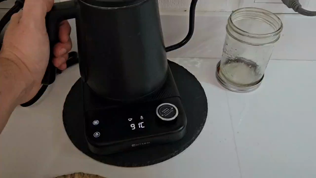 Café chorreado preparado en chorreador Plinc, una bolsa de tela con el café que al contacto con el agua a 91°C toma una textura que parece un brownie.

Con una cafetera negra tipo "cuello de ganso" con control de temperatura se vierte el agua sobre el café.