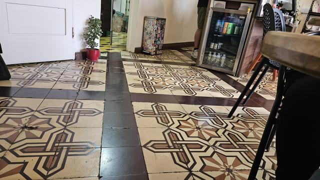 Piso de mosaico antiguo de edificio en San José, Costa Rica 