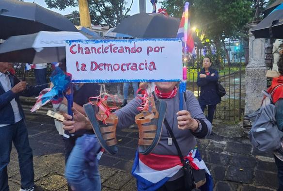 Farol con rótulo chancleteando por la democracia